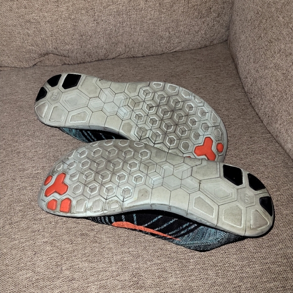 Nikes - Picture 5 of 5